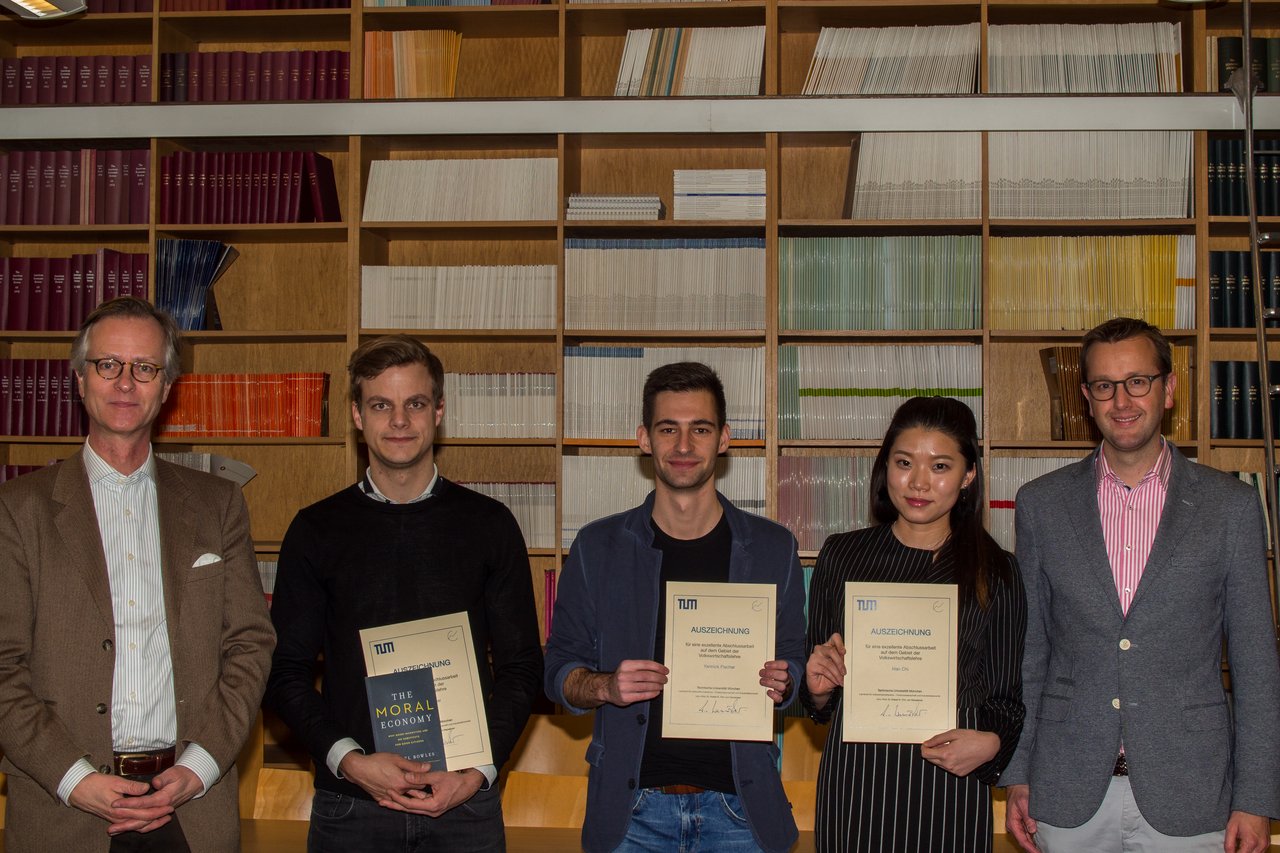Von links nach rechts: Professor von Weizsäcker, Niklas Bruder, Yannick Fischer, Han Chi, Dr. Christian Feilcke