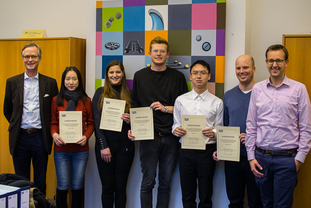 Vorne, von links nach rechts: Prof. von Weizsäcker, Yushu Yang, Marie-Christine Kalmbach, Valentin Paul, Tian Chu, Stephan Holl, Dr. Christian Feilcke